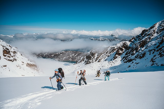 Skinning sail and ski